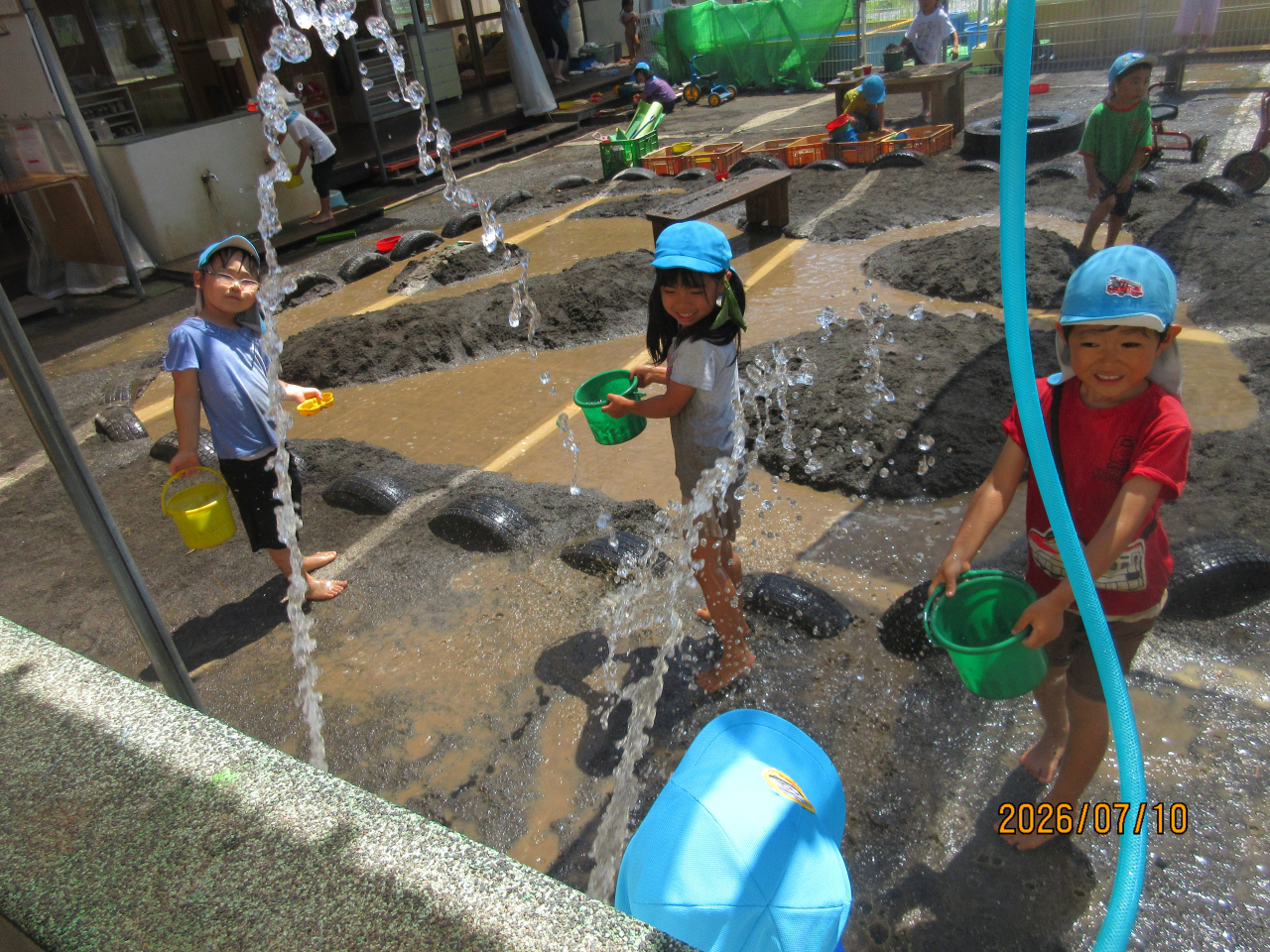 本格的に水遊び、泥遊びが始まりました