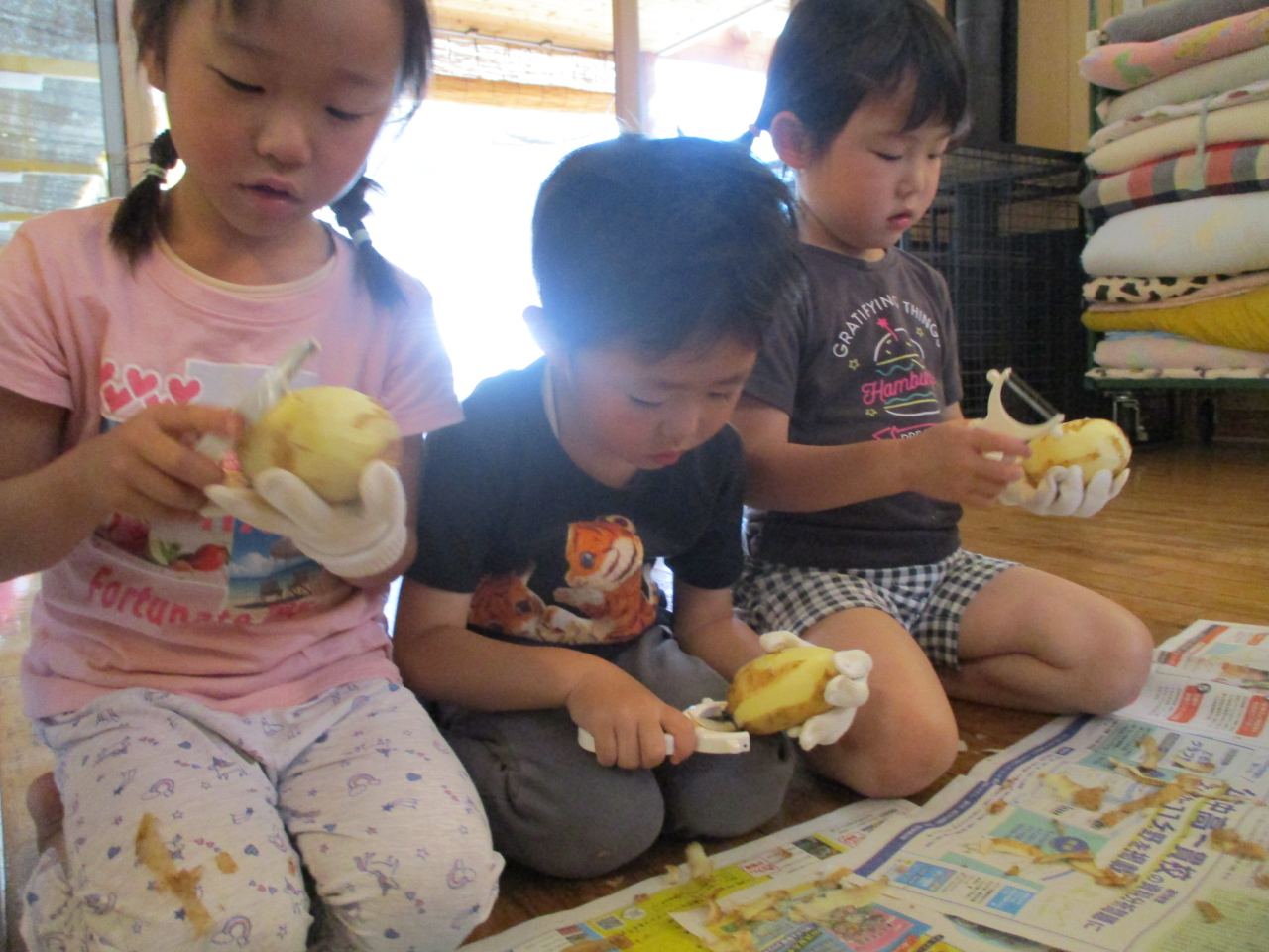 給食のお手伝い・・じゃがいも皮むき（年中）